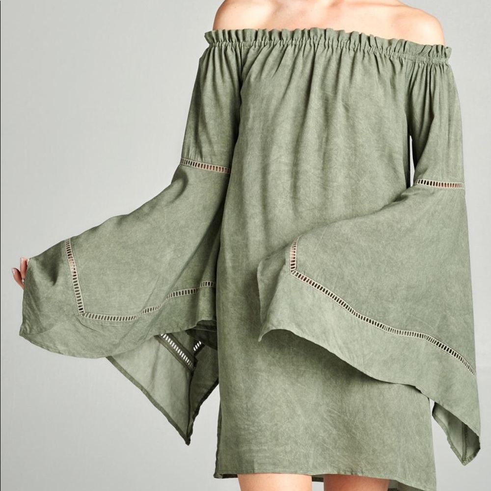 OFF-SHOULDER BELL SLEEVE DRESS